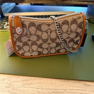 Coach signature Crystal Jacquard swinger 20